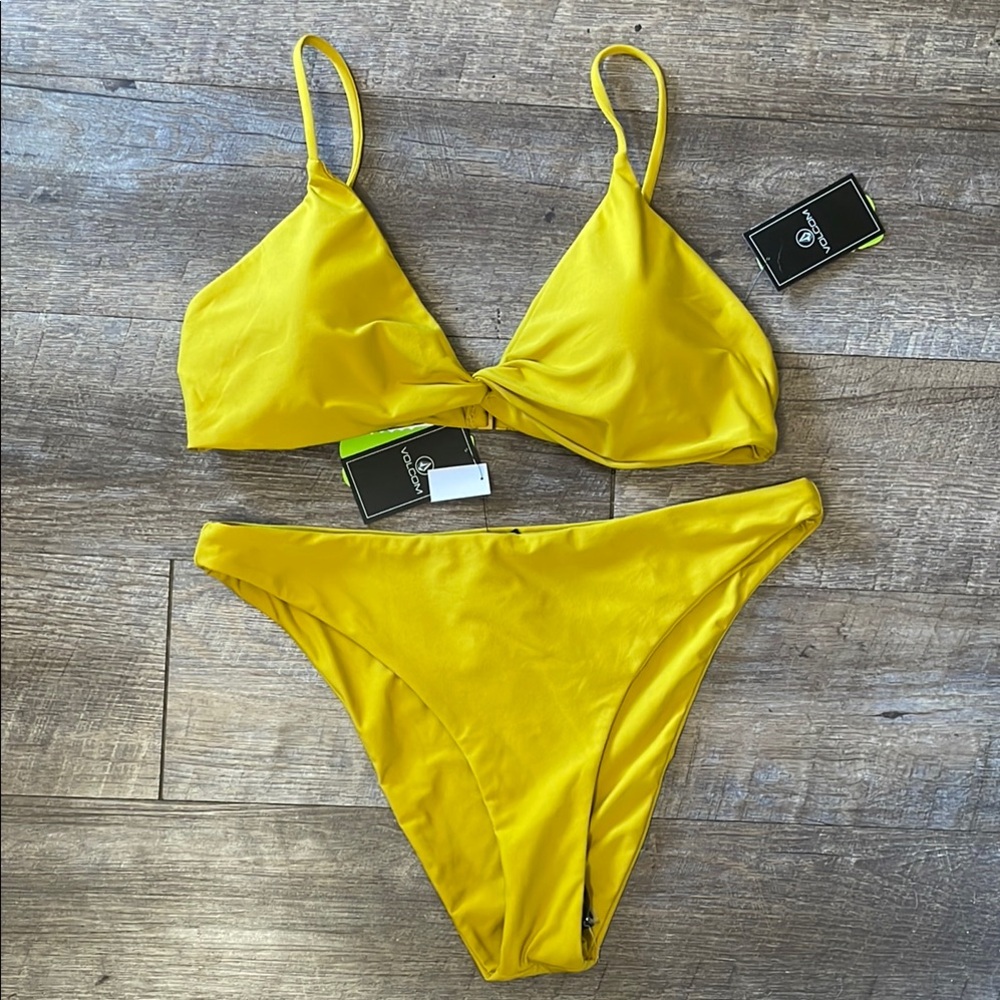 NWT Volcom bikini top and bikini bottoms set